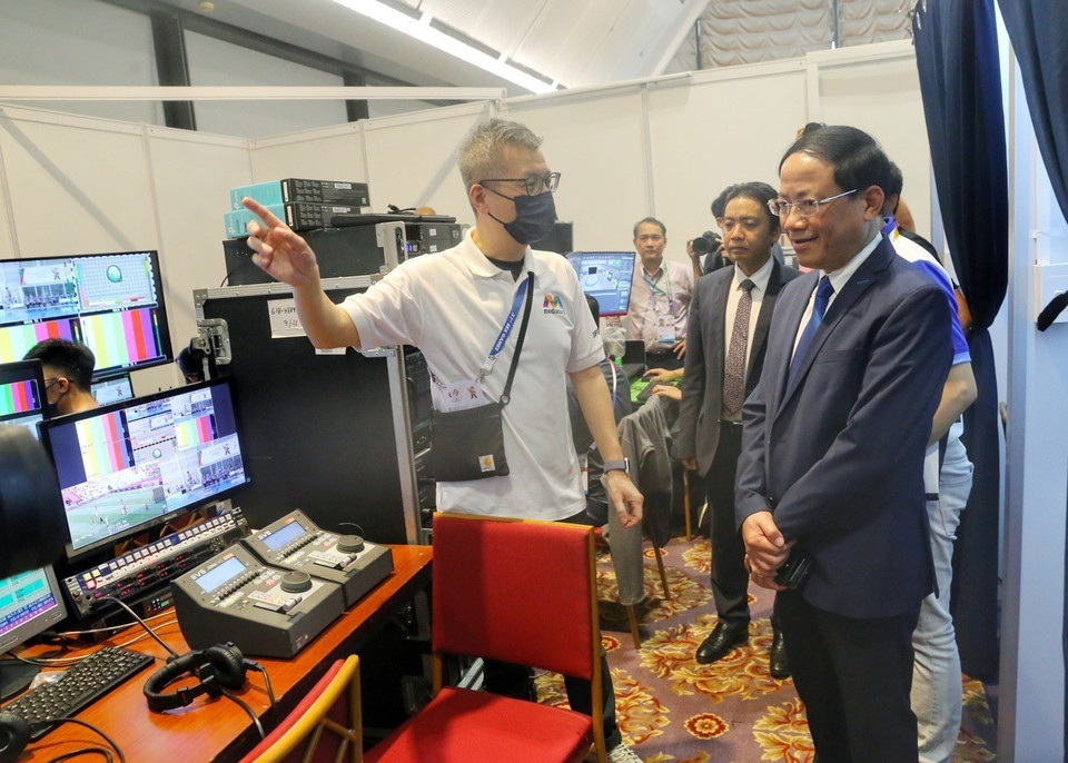 Các đại biểu tham quan phòng điều hành của Đài Truyền hình Singapore. (Ảnh: Tuấn Đức/ TTXVN)