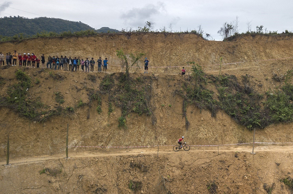 VĐV Đinh Thị Như Quỳnh một mình băng băng về đích trên cung đường ở nội dung thi đấu xe Băng đồng Olympic được sực cổ vũ của rất nhiều người hâm mộ. (Ảnh: Trọng Đạt/TTXVN)