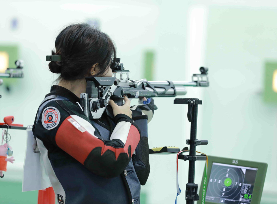 VĐV bắn súng trường hơi nữ 10m Lê Thị Mộng Tuyền (Việt Nam) tham gia thi đấu. (Ảnh: Vũ Sinh/TTXVN)