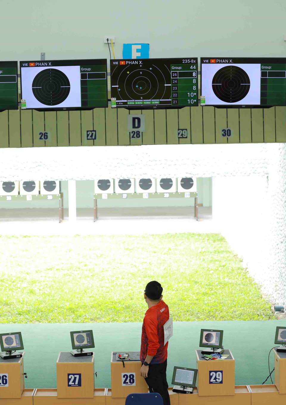 VĐV bắn súng ngắn bắn nhanh nam 25m Phan Xuân Chuyên (Việt Nam) tham gia thi đấu. (Ảnh: Vũ Sinh/TTXVN)