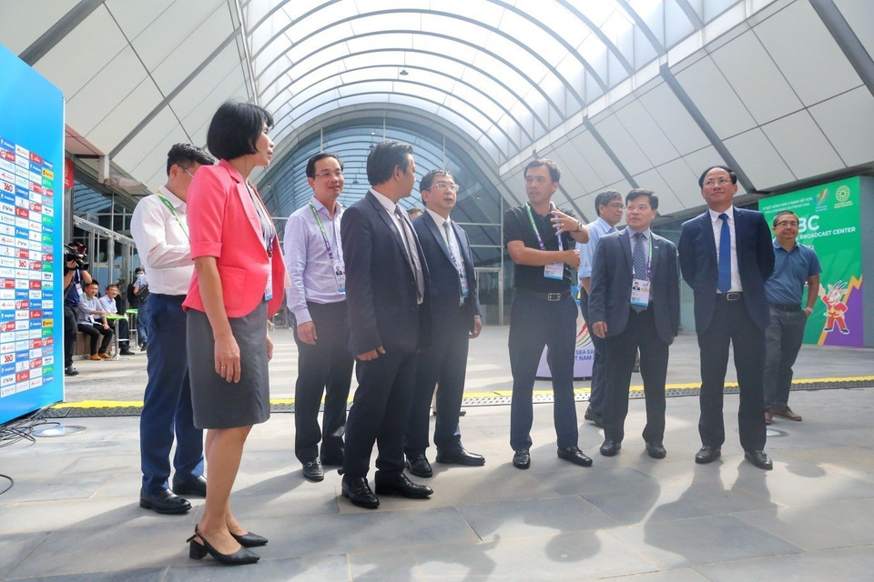 Các đại biểu tham quan trường quay ngoài trời của Trung tâm Truyền hình SEA Games 31. (Ảnh: Tuấn Đức/ TTXVN)