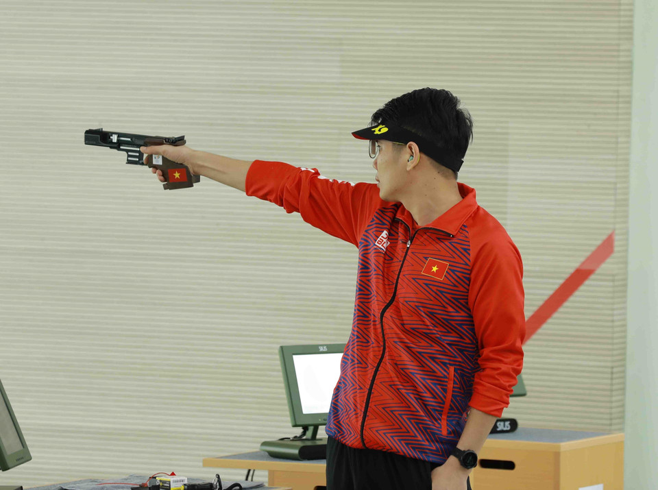 VĐV bắn súng ngắn bắn nhanh nam 25m Phan Xuân Chuyên (Việt Nam) tham gia thi đấu. (Ảnh: Vũ Sinh/TTXVN)