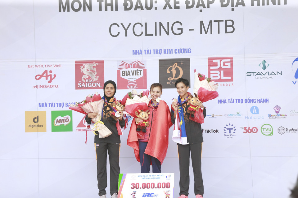 Trao Huy chương cho các VĐV, HCV thuộc về VĐV Việt Nam Đinh Thị Như Quỳnh, HCB và HCĐ thuộc về hai VĐV Malaysia lần lượt là Zainal Abindin Nurassyira và Soon Natahsya. (Ảnh: Trọng Đạt/TTXVN)