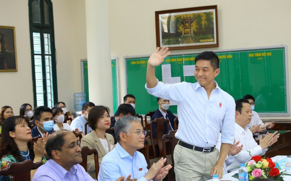 Chủ tịch Quốc hội Singapore Tan Chuan-Jin tại buổi thăm trường THPT Chu Văn An.(Ảnh: Văn Điệp/TTXVN)