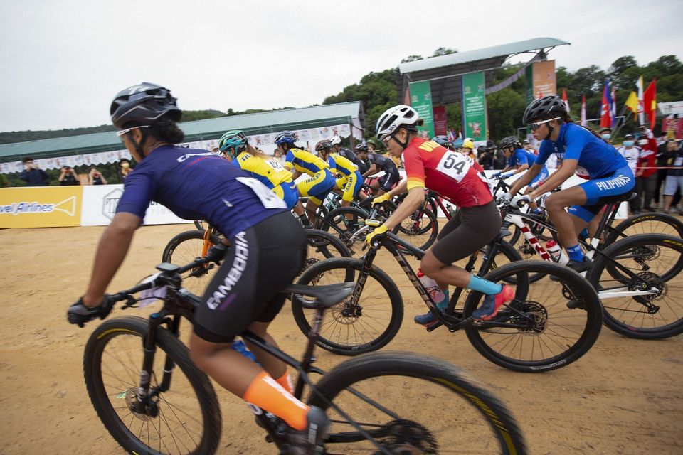 Các vận động viên xuất phát ở nội dung thi đấu xe đạp Băng đồng Olympic nữ. VĐV Đinh Thị Như Quỳnh số 54. (Ảnh: Trọng Đạt/TTXVN)