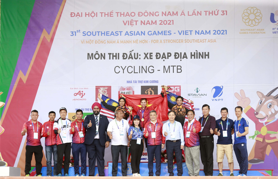 Trao Huy chương cho các VĐV, HCV thuộc về VĐV Việt Nam Đinh Thị Như Quỳnh, HCB và HCĐ thuộc về hai VĐV Malaysia lần lượt là Zainal Abindin Nurassyira và Soon Natahsya. (Ảnh: Trọng Đạt/TTXVN)