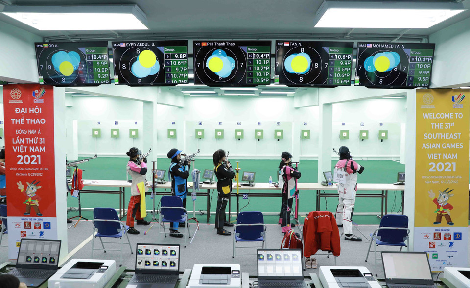 VĐV bắn súng trường hơi nữ 10m Phí Thị Thảo (Việt Nam-giữa) tham gia thi đấu. (Ảnh: Vũ Sinh/TTXVN)