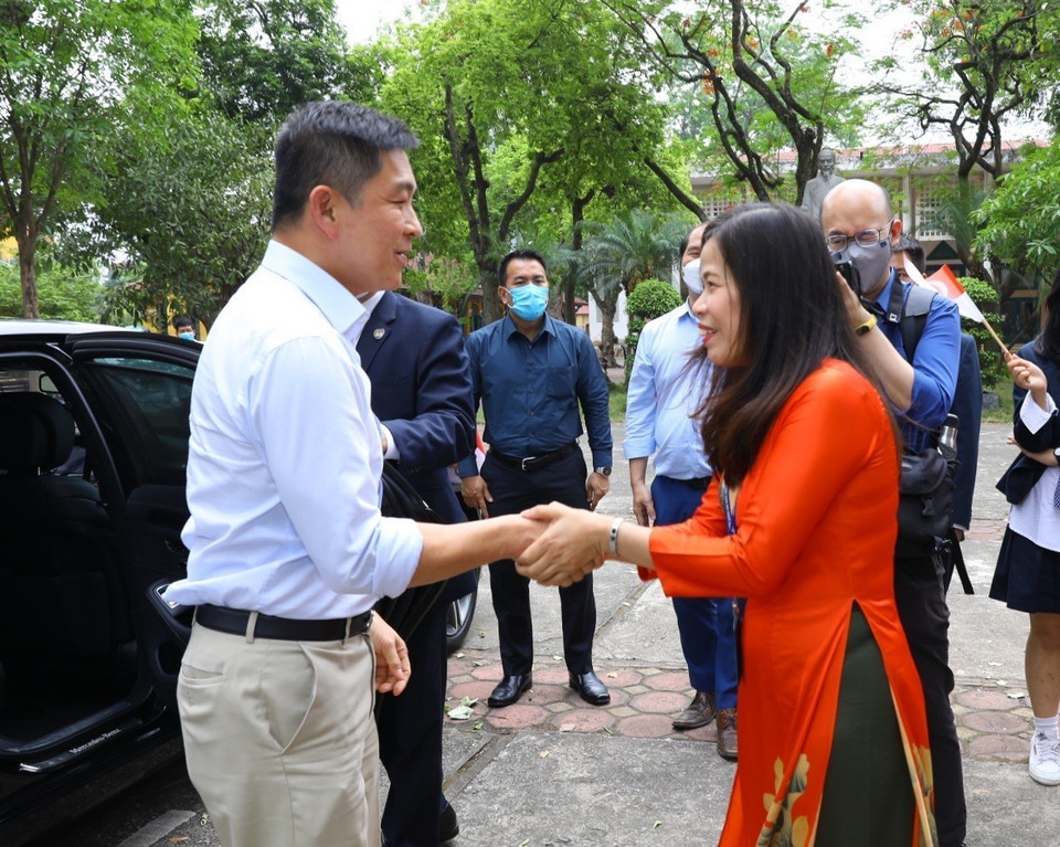 Lãnh đạo nhà trường đón Chủ tịch Quốc hội Singapore Tan Chuan-Jin đến thăm. (Ảnh: Văn Điệp/TTXVN)
