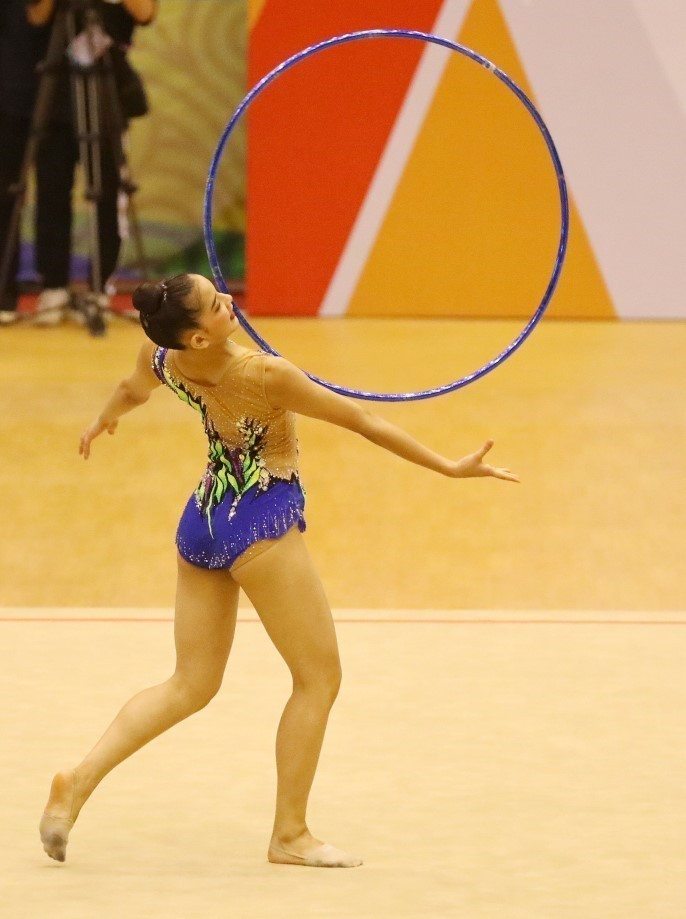 Bài biểu diễn với vòng của VĐV Chumchoochan Dolpohn (Thái Lan). (Ảnh: Phạm Hậu/TTXVN)