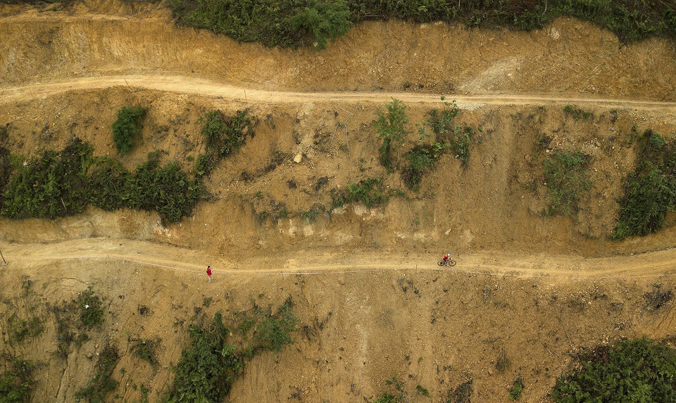 VĐV Đinh Thị Như Quỳnh một mình băng băng về đích trên cung đường ở nội dung thi đấu xe Băng đồng Olympic. (Ảnh: Trọng Đạt/TTXVN)