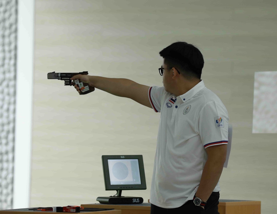 VĐV bắn súng ngắn bắn nhanh nam 25m Kham Haeng Rau (Thái Lan) tham gia thi đấu. (Ảnh: Vũ Sinh/TTXVN)