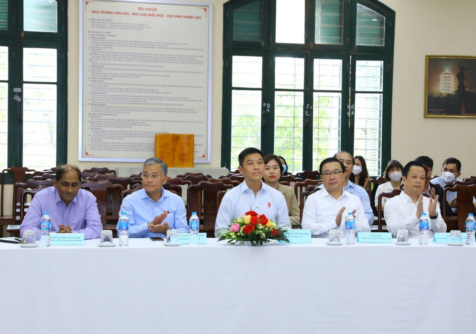 Chủ tịch Quốc hội Singapore Tan Chuan-Jin với các đại biểu (Ảnh: Văn Điệp/TTXVN)