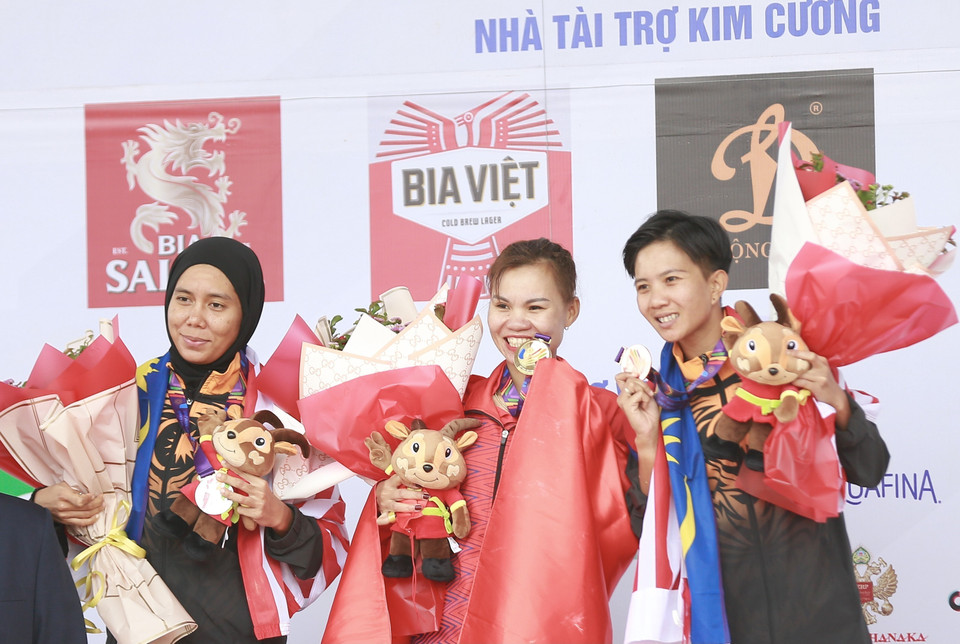 Trao Huy chương cho các VĐV, HCV thuộc về VĐV Việt Nam Đinh Thị Như Quỳnh, HCB và HCĐ thuộc về hai VĐV Malaysia lần lượt là Zainal Abindin Nuasyira (ngoài cùng bên trái) và Soon Natahsya. (Ảnh: Trọng Đạt/TTXVN)