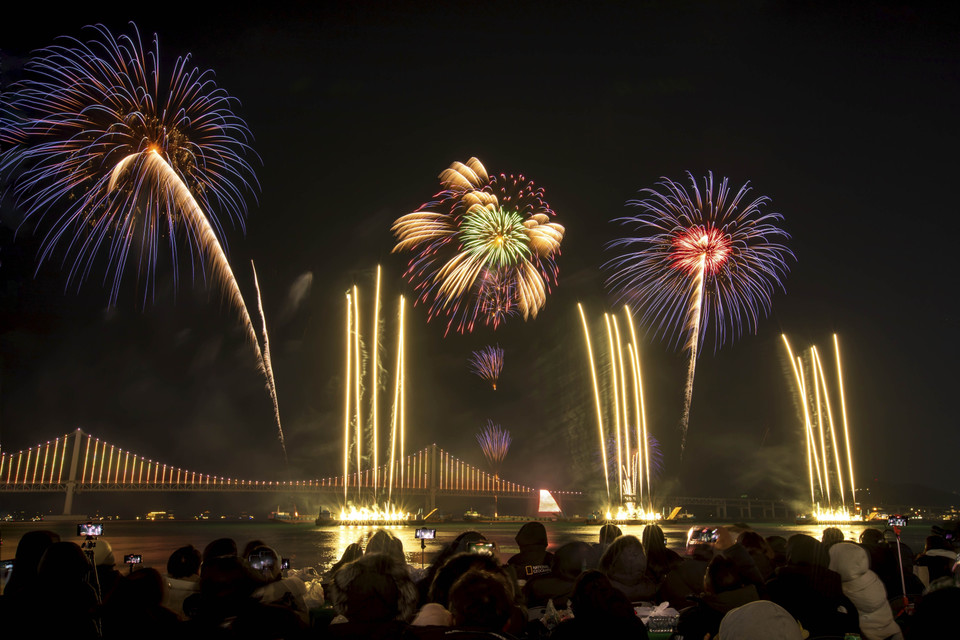 Màn trình diễn pháo hoa đầy sắc màu tại Lễ hội pháo hoa Busan. (Ảnh: Anh Nguyên/TTXVN)