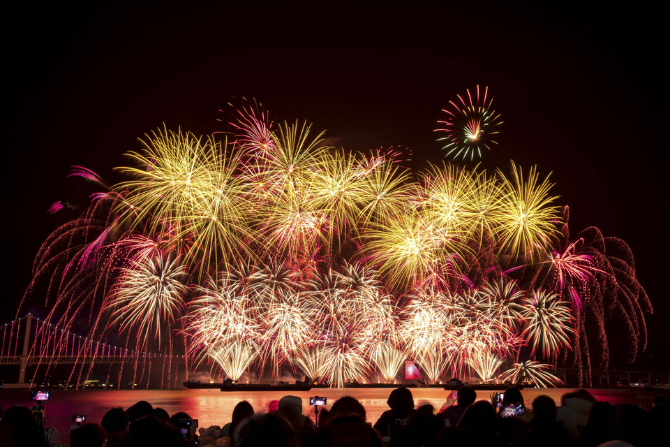 Lễ hội pháo hoa Busan, một trong 3 lễ hội pháo hoa có quy mô lớn nhất Hàn Quốc, đã diễn ra tại bãi biển Gwangalli. (Ảnh: Anh Nguyên/TTXVN)