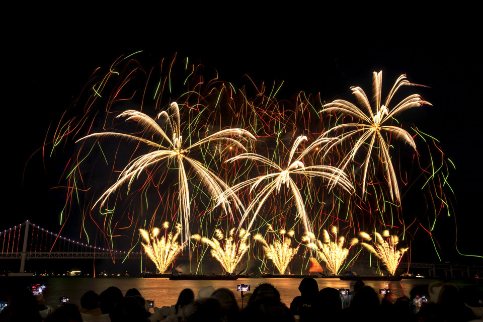 Bãi biển Gwangalli bừng sáng với các chùm pháo hoa đủ sắc màu. (Ảnh: Anh Nguyên/TTXVN)