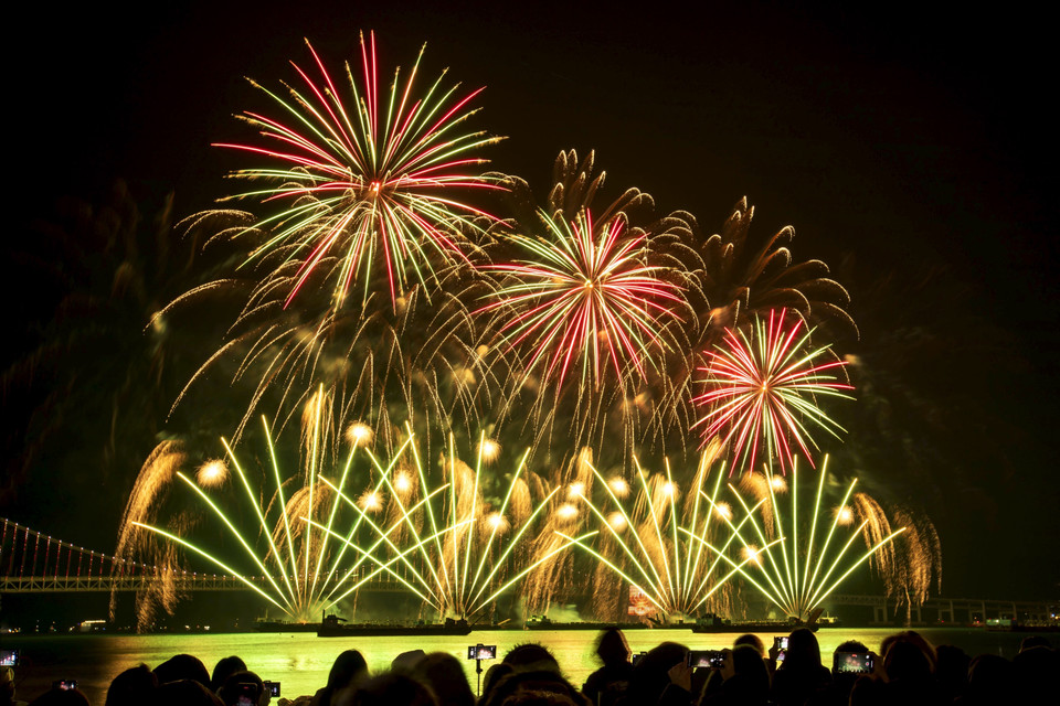  Màn trình diễn pháo hoa đầy sắc màu. (Ảnh: Anh Nguyên/TTXVN)