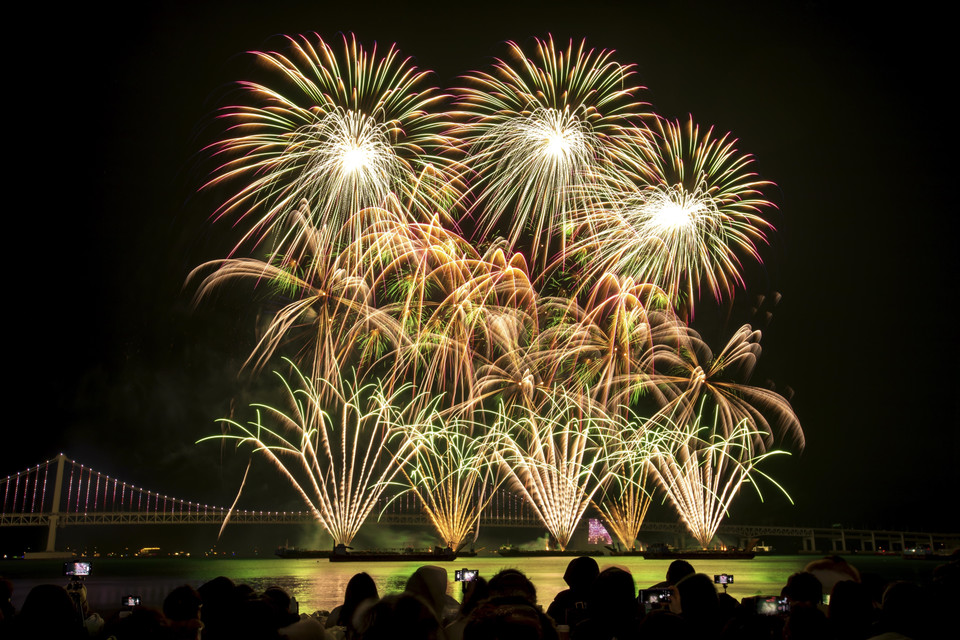 Hàng trăm nghìn người đến bãi biển Gwangalli để xem pháo hoa. (Ảnh: Anh Nguyên/TTXVN)