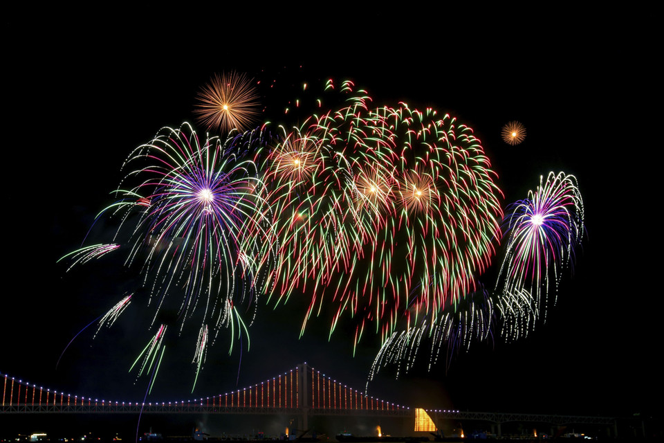 Bãi biển Gwangalli bừng sáng với các chùm pháo hoa đủ sắc màu. (Ảnh: Anh Nguyên/TTXVN)
