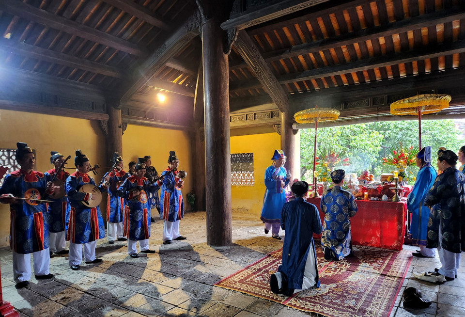 Lễ hạ nêu bao gồm các phần: cúng nêu, nhạc lễ và tiến hành hạ cây nêu. (Ảnh: Tường Vi/TTXVN)