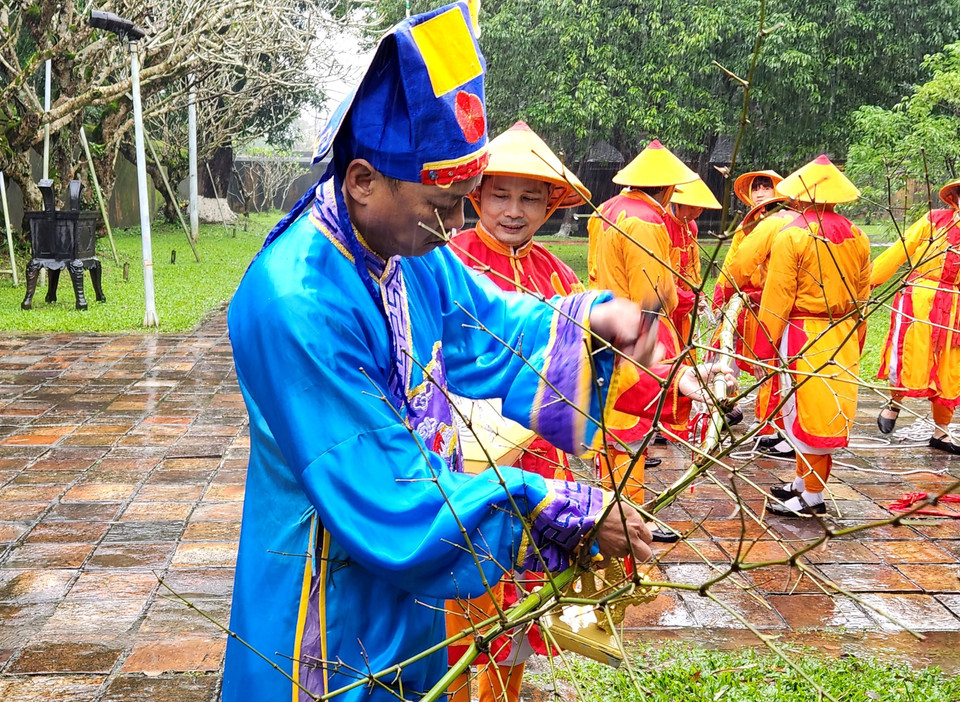Kim ấn (được mô phỏng phục chế) được lấy xuống từ ngọn cây nêu với bốn chữ 'Phú-Thọ-Khang-Ninh' mang ý nghĩa: giàu sang, sống lâu, khỏe mạnh và bình yên. (Ảnh: Tường Vi/TTXVN)