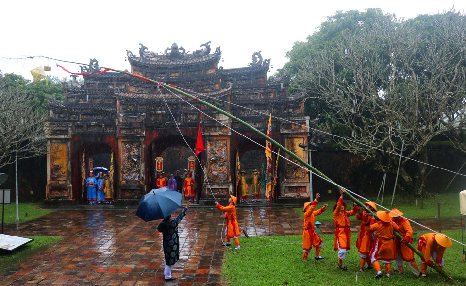 Lễ hạ cây nêu tại hoàng cung triều Nguyễn thuộc khu di sản Hoàng cung Huế. (Ảnh: Tường Vi/TTXVN)