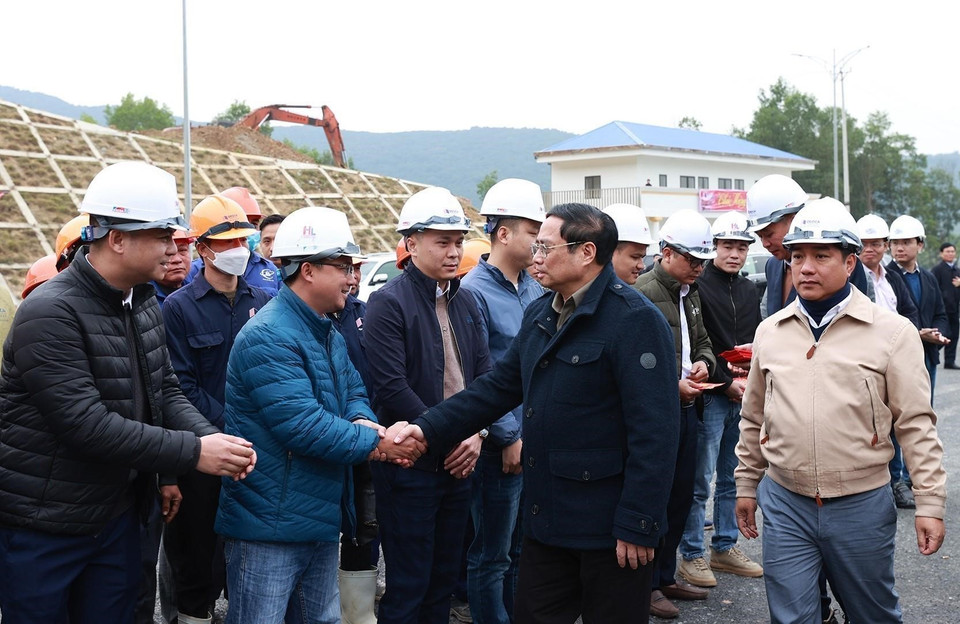 Thủ tướng Phạm Minh Chính động viên, chúc mừng năm mới tới kỹ sư, công nhân thi công hầm Thung Thi thuộc dự án thành phần cao tốc Mai Sơn-Quốc lộ 45. (Ảnh: Dương Giang/TTXVN)
