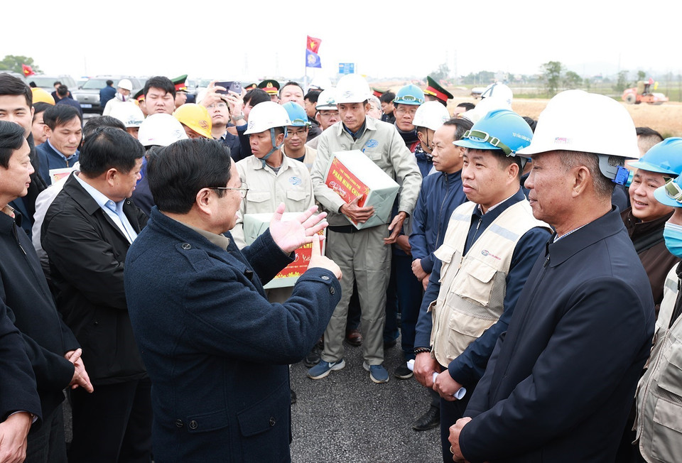 Thủ tướng Phạm Minh Chính kiểm tra giao nhiệm vụ cho các đơn vị thi công nút giao Đông Xuân. (Ảnh: Dương Giang/TTXVN)