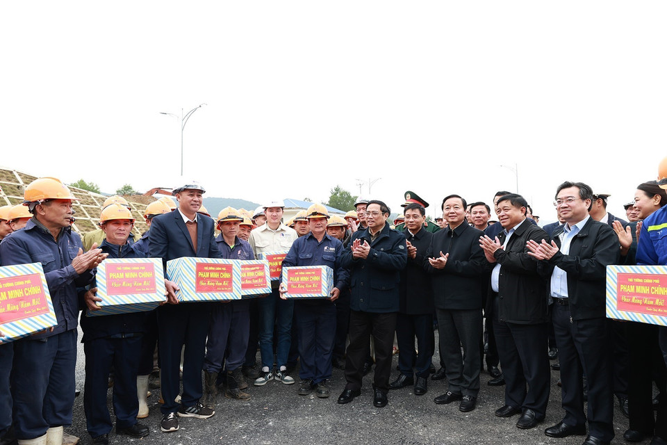 Thủ tướng Phạm Minh Chính động viên, chúc mừng năm mới tới kỹ sư, công nhân thi công hầm Thung Thi thuộc dự án thành phần cao tốc Mai Sơn-Quốc lộ 45. (Ảnh: Dương Giang/TTXVN)