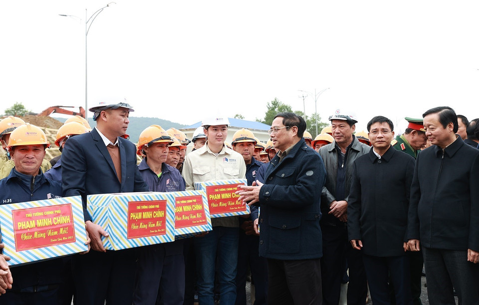 Thủ tướng Phạm Minh Chính động viên, chúc mừng năm mới tới kỹ sư, công nhân thi công hầm Thung Thi thuộc dự án thành phần cao tốc Mai Sơn-Quốc lộ 45. (Ảnh: Dương Giang/TTXVN)