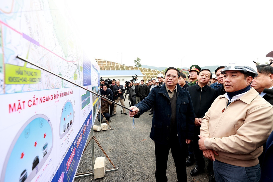 Thủ tướng Phạm Minh Chính kiểm tra và nghe báo cáo về tình hình thực hiện dự án thành phần cao tốc Mai Sơn-Quốc lộ 45. (Ảnh: Dương Giang/TTXVN)