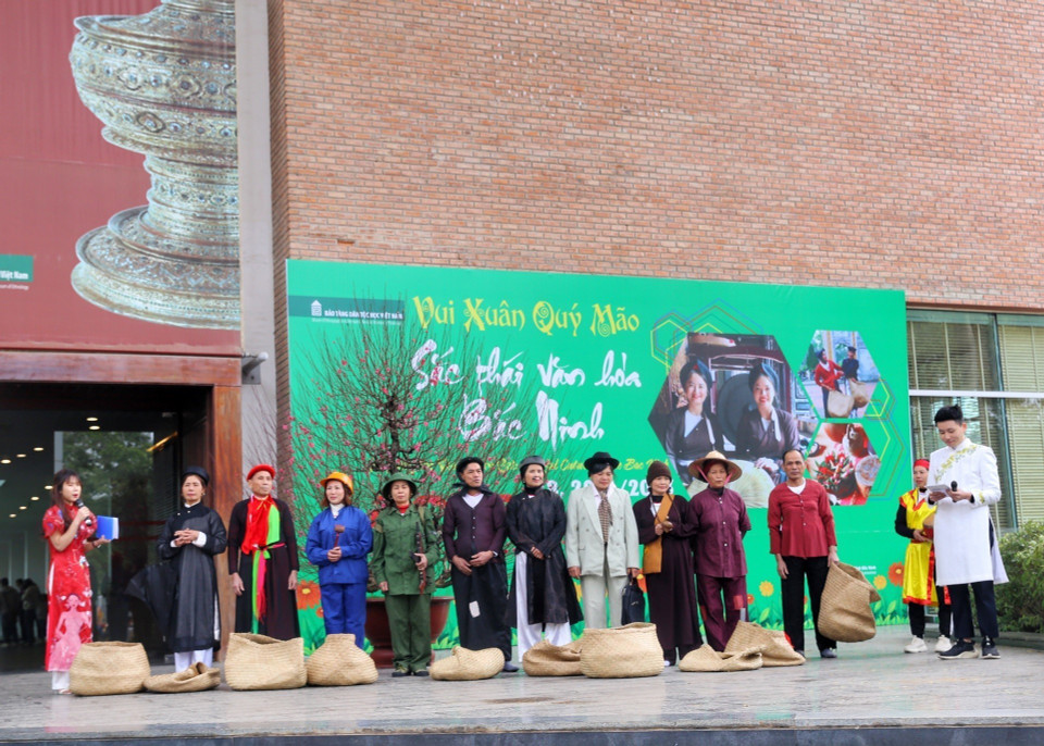 Các vận động viên tham gia Chạy Ró - nét văn hóa dân gian đặc sắc của miền Kinh Bắc. (Ảnh: Tuấn Đức/TTXVN)