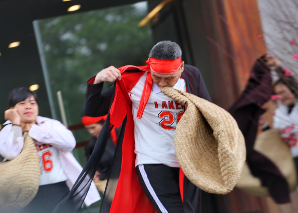 Trình diễn thi chạy Ró - trò chơi dân gian hấp dẫn, mang đậm nét văn hóa và tinh thần thể thao của miền Kinh Bắc. (Ảnh: Tuấn Đức/TTXVN)