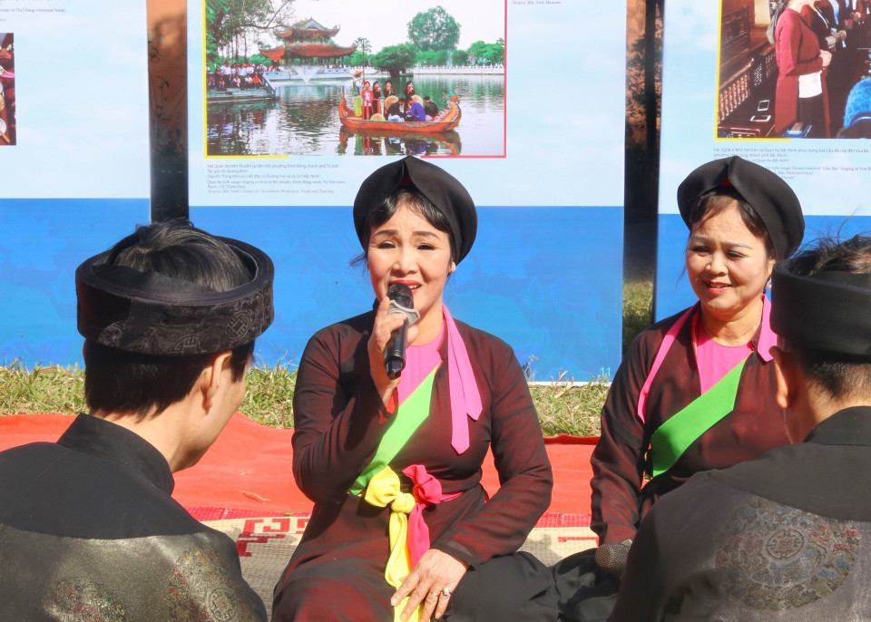 Biểu diễn quan họ tại chương trình. (Ảnh: Tuấn Đức/TTXVN)