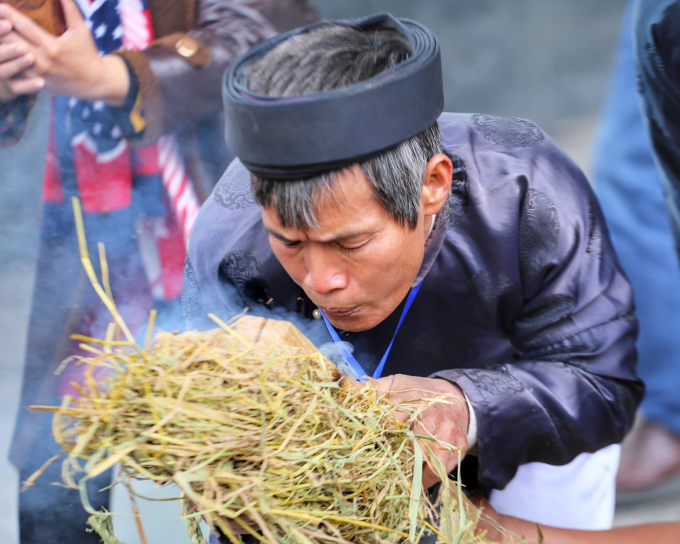 Trình diễn 'kéo lửa' tại chương trình. (Ảnh: Tuấn Đức/TTXVN)