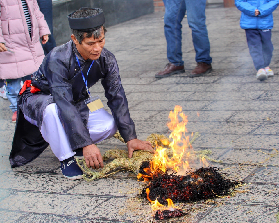 Trình diễn 'kéo lửa.' (Ảnh: Tuấn Đức/TTXVN)