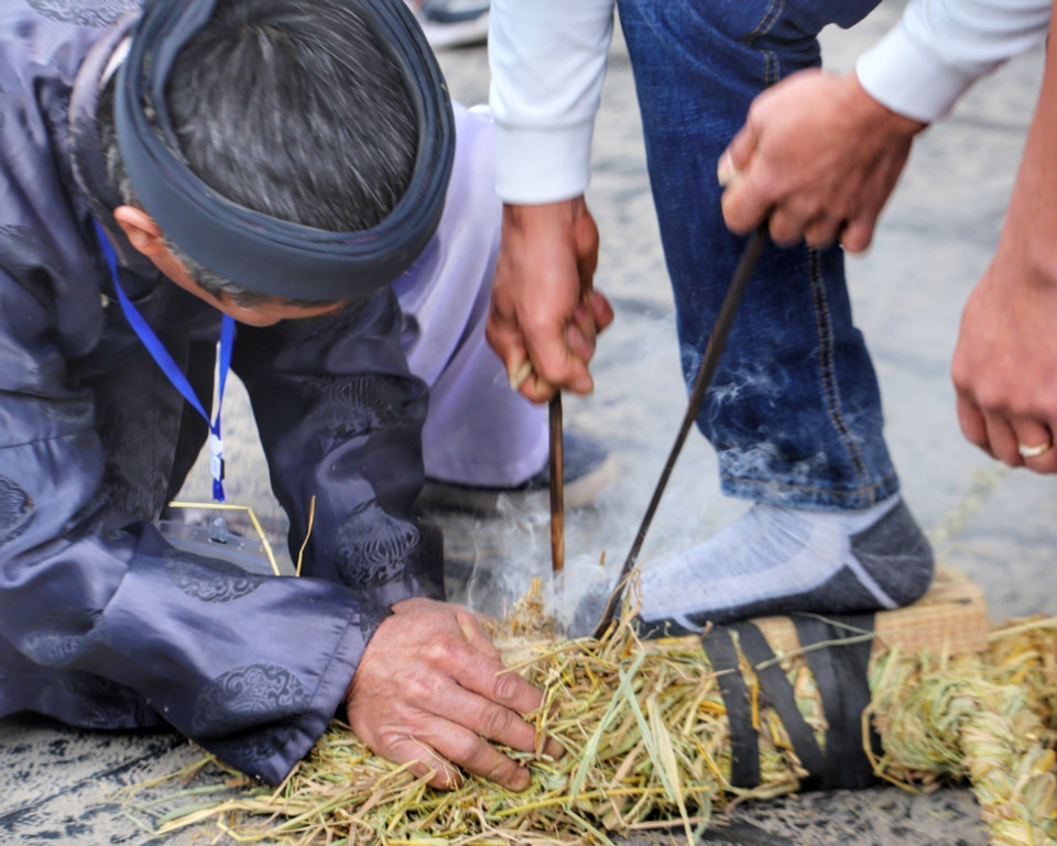 Trình diễn 'kéo lửa' tại chương trình. (Ảnh: Tuấn Đức/TTXVN)