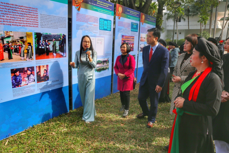 Các đại biểu tham quan trưng bày chuyên đề 'Tinh hoa quan họ Bắc Ninh.' (Ảnh: Tuấn Đức/TTXVN)