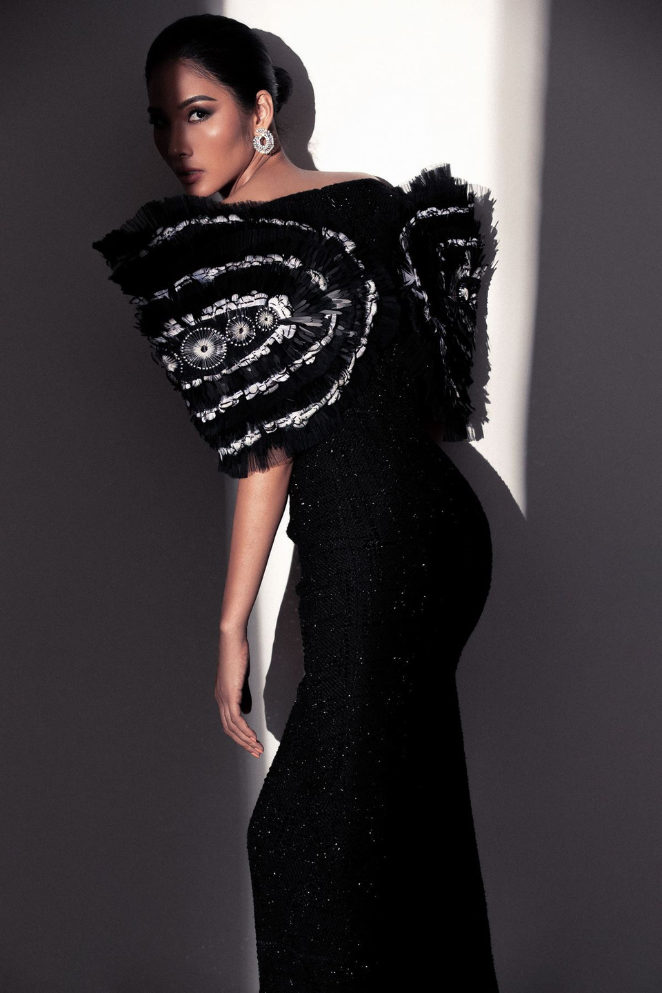 Trong trang phục đen quyền lực của nhà thiết kế Nguyễn Công Trí, Hoàng Thùy thể hiện thần thái cá tính, cực chất nhưng không kém phần quyến rũ, gợi cảm. 