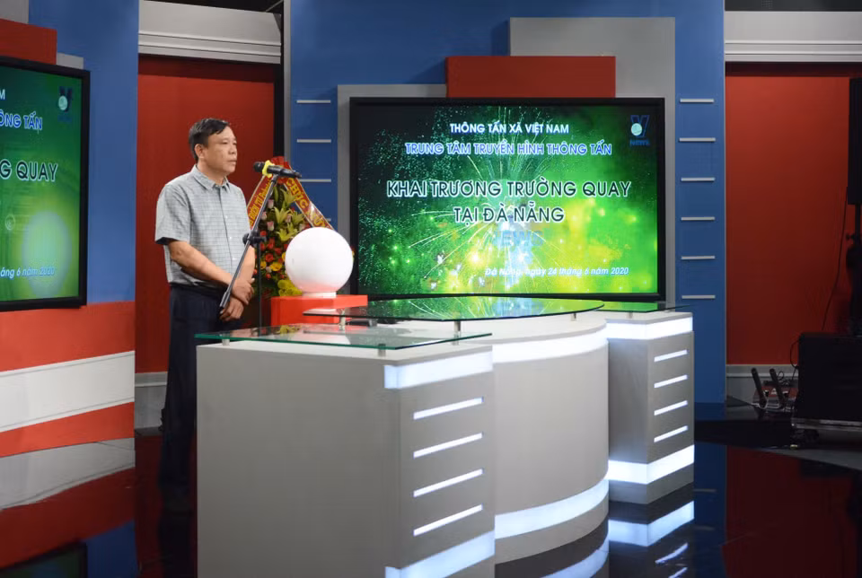 Giám đốc Trung tâm Truyền hình Thông tấn Nguyễn Thiện Thuật (Thông tấn xã Việt Nam) phát biểu tại buổi lễ. (Ảnh: Văn Dũng/TTXVN)