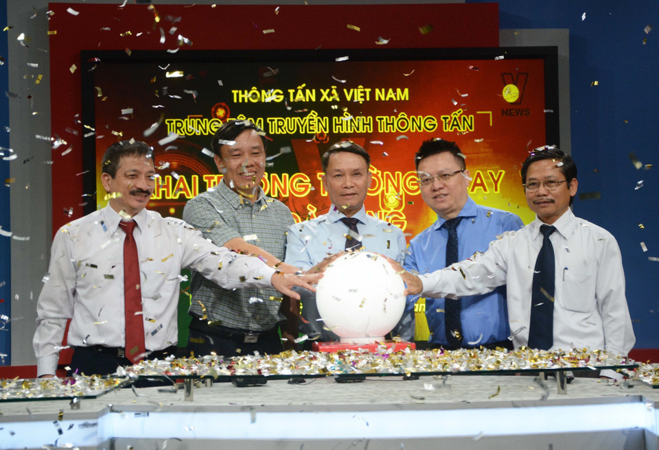 Lãnh đạo Thông tấn xã Việt Nam ấn nút khai trương trường quay tại Đà Nẵng. (Ảnh: Văn Dũng/TTXVN)