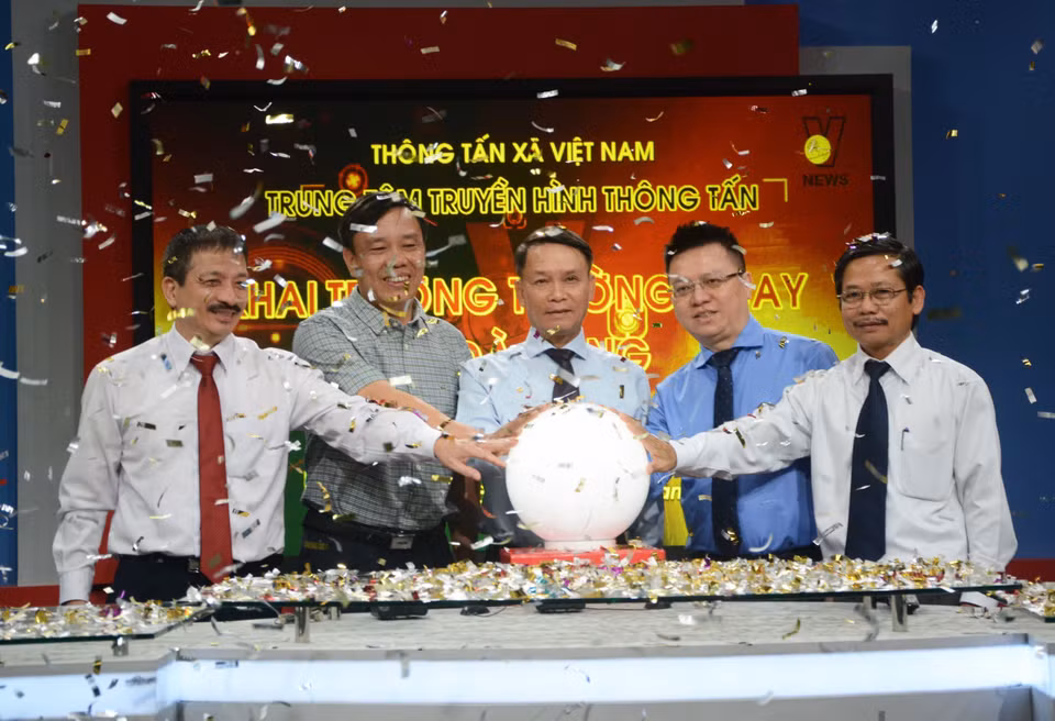 Lãnh đạo Thông tấn xã Việt Nam ấn nút khai trương trường quay tại Đà Nẵng. (Ảnh: Văn Dũng/TTXVN)