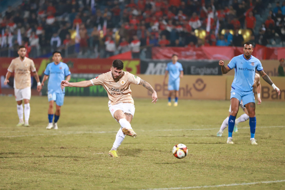 Jeferson Elias tiếp tục 'vô duyên' trước khung thành khi bỏ lỡ cơ hội đối mặt thứ hai trong trận đấu. (Ảnh: Việt Anh/Vietnam+)