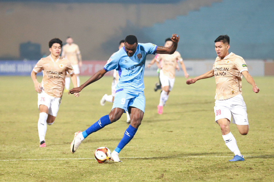 Hàng công của đội khách Becamex Bình Dương hoàn toàn bế tắc trong trận đấu này. (Ảnh: Việt Anh/Vietnam+)
