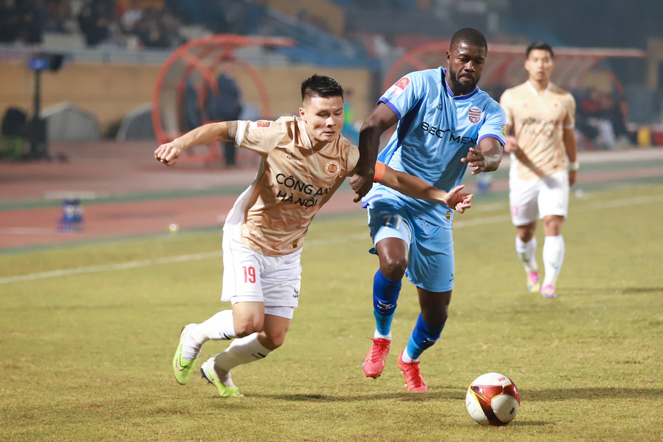 Phút thứ 54, Quang Hải nhân đôi cách biệt cho Công an Hà Nội. (Ảnh: Việt Anh/Vietnam+)