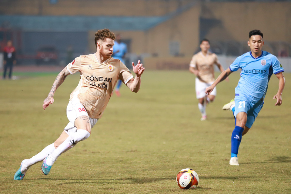 Geovane (trái) liên tục khuấy đảo hàng phòng ngự của Bình Dương với những pha đi bóng tốc độ. (Ảnh: Việt Anh/Vietnam+)