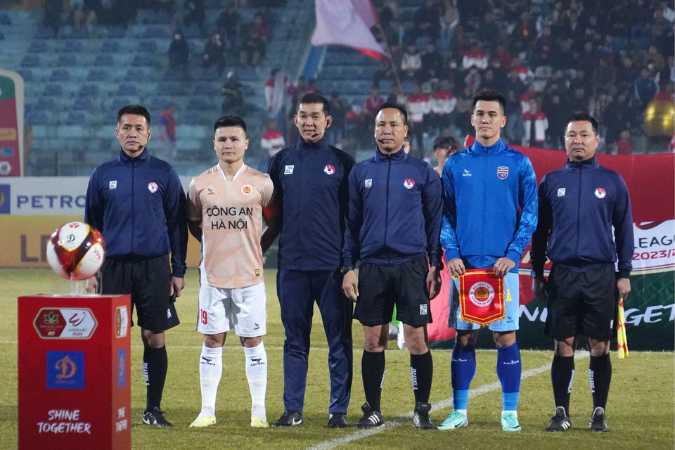 Tiền vệ Quang Hải (áo vàng) đeo băng thủ quân trong trận đấu Công an Hà Nội tiếp đón đội khách Becamex Bình Dương vào tối 26/12. (Ảnh: Việt Anh/Vietnam+)