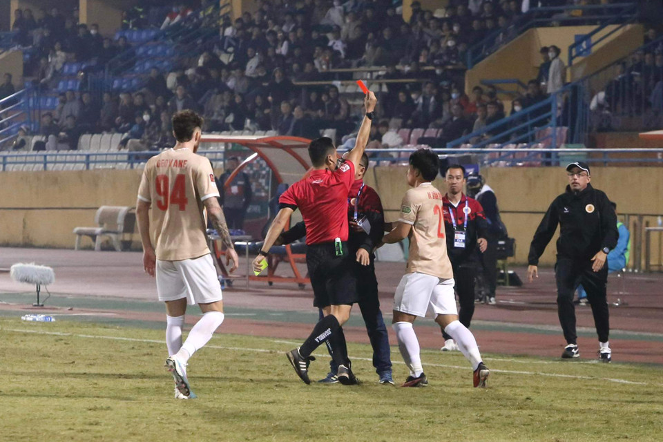 Phút thứ 72, Huấn luyện viên Trần Tiến Đại của Công an Hà Nội bị truất quyền chỉ đạo sau hành vi phản ứng với trọng tài. (Ảnh: Việt Anh/Vietnam+)
