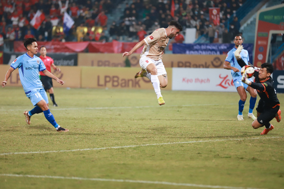Tiền đạo Jeferson Elias không thắng được thủ môn Trần Minh Toàn trong tình huống đối mặt. (Ảnh: Việt Anh/Vietnam+)