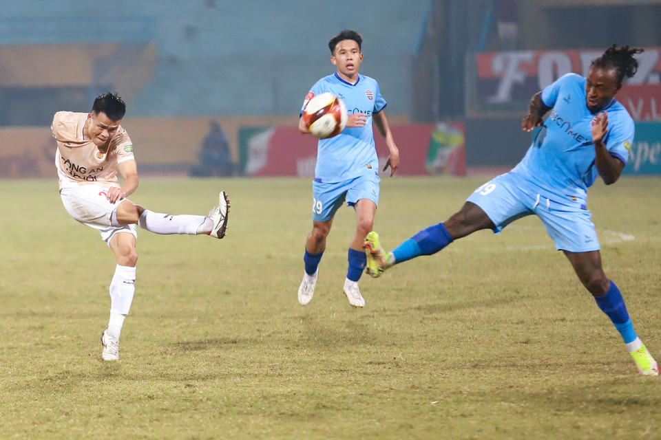 Phạm Văn Luân sút xa. (Ảnh: Việt Anh/Vietnam+)
